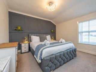 Charming 2BR Victorian Home – Perfect for 4 Guests Pass the Keys - Stafford - 9