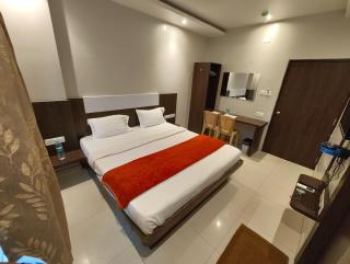 Hotel Home Town Puri Near Golden Beach and Temple - Fully-Air-Conditioned-with-Lift-wifi-Home Style-Food Menu-and Parking Facilities - Book Now - Puri - 5