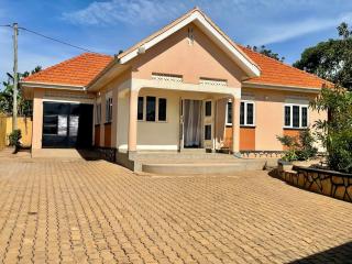 Charming 3-Bedroom Home - Kampala - 2