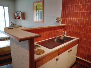Appartement Spacieux 2 chambres, 4 personnes, Terrasse Vue Port , WIFI gratuit et Parking privé gratuit, lave linge, congélateur, situé près de la plage, commerces, marché et restaurants - 1