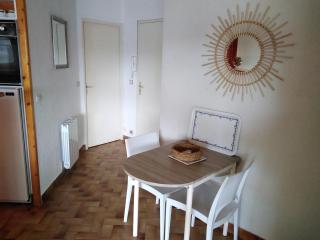 Appartement Spacieux 2 chambres, 4 personnes, Terrasse Vue Port , WIFI gratuit et Parking privé gratuit, lave linge, congélateur, situé près de la plage, commerces, marché et restaurants - 6