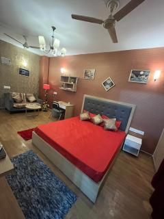 Skyline Escape Stylish Studio Apartment with Stunning City Views - Noida - 9