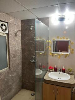 Skyline Escape Stylish Studio Apartment with Stunning City Views - Noida - 6
