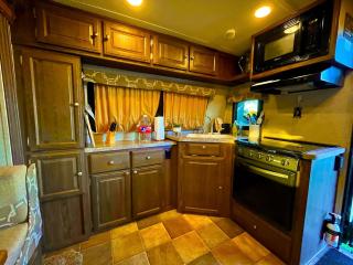 Texas Glamping Vacations in this Charming Caravan Rental in Dripping Springs - Dripping Springs - 6