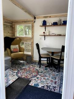 Family Style Glamping Vacation in Pet-Friendly Tiny House in Washington - - 9