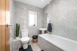 New listing - Stunning Prestwich Retreat - Sleeps 7 - Manchester - 1