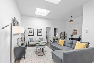 Modern and Cozy 2bdr near St-Hubert Plaza - 8