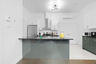 Modern and Cozy 2bdr near St-Hubert Plaza - 5