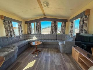 Cosy 8 Berth Caravan For Hire At Manor Park In Hunstanton Ref 23065T - 2