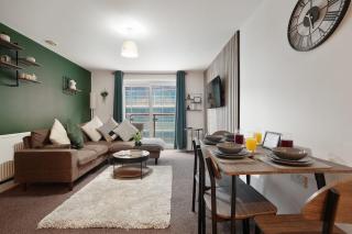 Stylish Leeds City Centre 2BR - Free Parking - 2 Mins to First Direct Arena - Central Station - 6