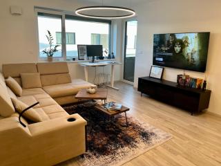 Modern Apartment Slnečnica with Free Parking - 0