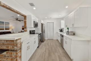 Spacious Pool home mins to Beach,Airport,Pets OK - Fort Lauderdale - 1