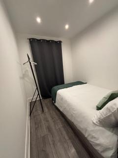 CROYDON 2BR Apt Spacious Free parking - 3
