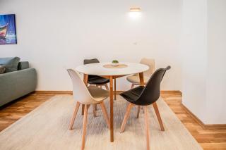 Private Apartment Near Lake & Old Town Fast WiFi - 4