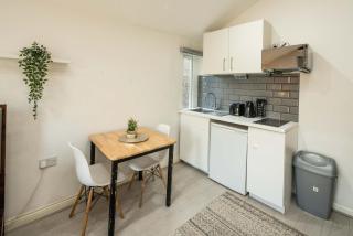 Balcony Studio for 4 by Hampstead & Kilburn station - 6