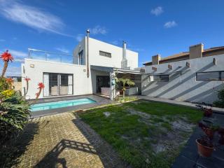 Spacious Double Room for Two with Pool, Braai, Gas Stove, Complete Kitchen, Fast WiFi and Private Bathroom - 0