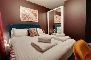 #Stylish #Exceptional 4 bed house, free parking, close to KFC, McDonalds, Aldi and ASDA - 2