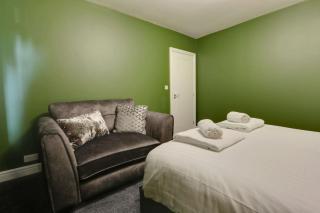 #Stylish #Exceptional 4 bed house, free parking, close to KFC, McDonalds, Aldi and ASDA - 5