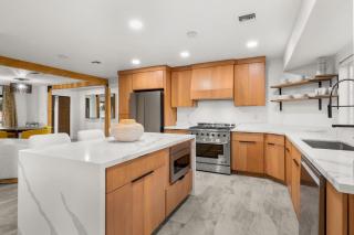 Modern Cactus Home - Luxe with Spa-baths Pool & Firepit - 4