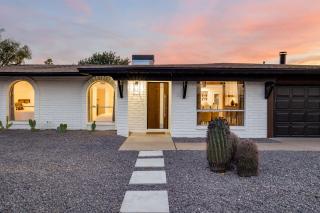Modern Cactus Home - Luxe with Spa-baths Pool & Firepit - 2