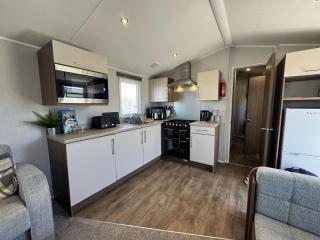 Fantasy Island Holiday Park Eastgate - The Seasons with Hot Tub - Coastal Caravan Breaks - Ingoldmells - 6
