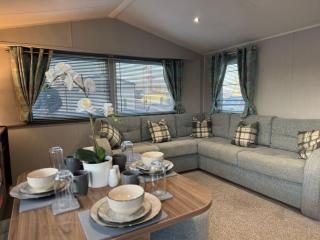 Fantasy Island Holiday Park Eastgate - The Seasons with Hot Tub - Coastal Caravan Breaks - Ingoldmells - 8