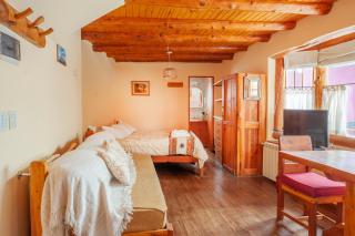 LA AURORA CABAÑA Quechu en la base del cerro Catedral con vistas - 4