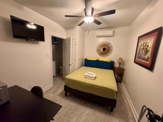 Charming Studio Cabin under Oak tree 2 mins walk to Magazine quiet neighborhood - 5