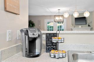 Cozy 2BR Retreat with BBQ, WIFI & Parking - Raleigh - 9