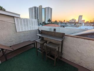 Bohemian Beach Pad with 5 beds, Patio & Non-pickup-truck Parking - Long Beach - 7