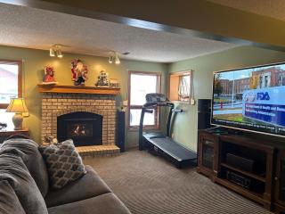 Entire Place! Walk-out Basement! - 0