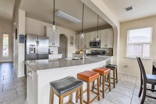 Sleeps 8 comfortably! Super location! - 7