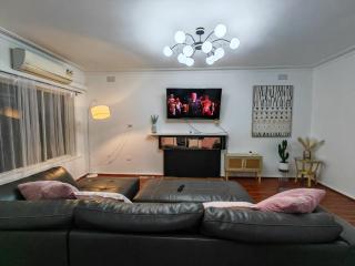 Northern Home-Close to Airport, Walk to Train - 9