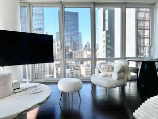 Chic Skyline 1BR Retreat - New York - 6