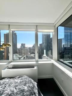 Chic Skyline 1BR Retreat - New York - 3