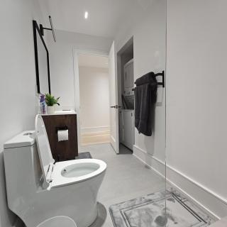 Spacious Bright 9ft Ceiling with Private Entrance - Milton - 5