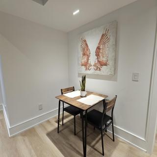 Spacious Bright 9ft Ceiling with Private Entrance - Milton - 4