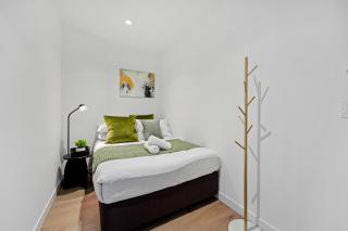 Brand New Luxe Living in CBD 2 Bedroom with Pool Sauna Gym - Melbourne - 6