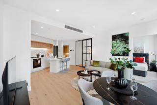 Brand New Luxe Living in CBD 2 Bedroom with Pool Sauna Gym - Melbourne - 0