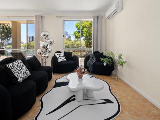 Spacious Waterfront Retreat in Broadbeach Waters - 1