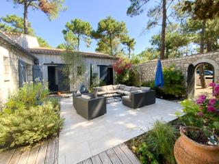 Villa Charentaise avec Piscine pour 8 personnes à La Palmyre - FR-1-705-103 - Les Mathes - 0