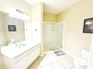 King-size Bed by Convention Center, Universal & Disney - Orlando - 3