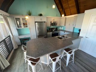 Ocean-View 1BR Condo on Black Sands Beach, Pool, Hot Tub - 4