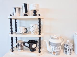 Timeless Black n White Charm 2BR w Kids room - Sidney - 4