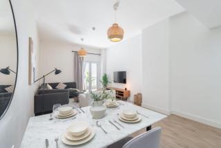 StayShort - Stylish and Spacious Apartment in Vibrant JVC, Dubai - 2