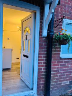 Modern 4BR House with Parking, 8 Mins to Gatwick Airport - Crawley - 8