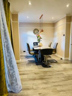 Modern 4BR House with Parking, 8 Mins to Gatwick Airport - Crawley - 4