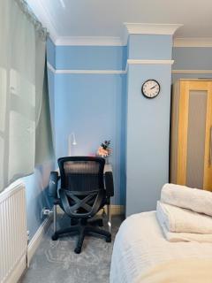 Modern 4BR House with Parking, 8 Mins to Gatwick Airport - Crawley - 3