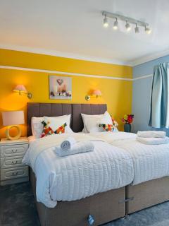 Modern 4BR House with Parking, 8 Mins to Gatwick Airport - Crawley - 2
