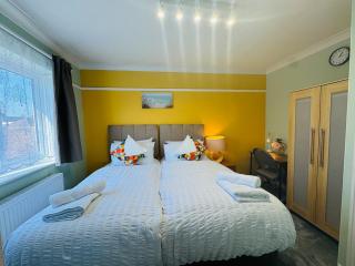 Modern 4BR House with Parking, 8 Mins to Gatwick Airport - Crawley - 1